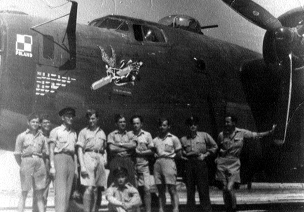 Liberator GR-S (BZ965) załogi kpt. pil. Zbigniewa Szostaka, która pozuje przed samolotem. Brindisi, początek 1944