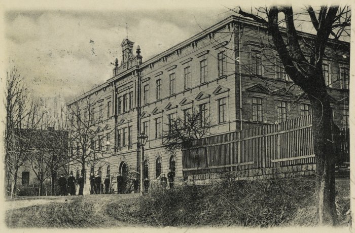 Gimnazjum w Bochni na pocztówce z 1903 r. (domena publiczna)