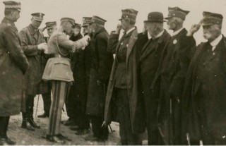 Józef Piłsudski odznacza weteranów powstania styczniowego