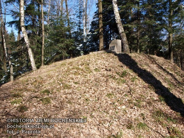 Wzgórze Lecha z obeliskiem upamiętniającym konspiracyjny magazyn broni