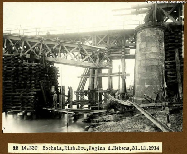 Uszkodzony most kolejowy na Rabie