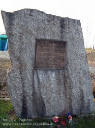 Kamienny obelisk z tablicą ku czci poległego Stefana Bohanesa w Łąkcie Górnej