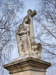 Pomnik z rzeźbą biblijnej Racheli na zbiorowej mogile na cmentarzu w Gdowie