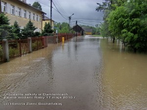 Powódź w otoczeniu szkoły w Damienicach