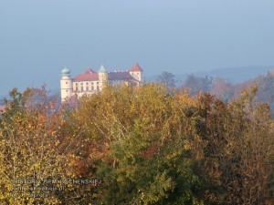 zamek Lubomirskich w Wiśniczu w jesiennej szacie