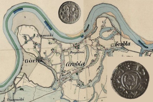 monety ze skarbu na tle mapy Grobli z lat 1861-1869