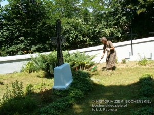 cmentarzem w Nieprześni od dziesiątek lat opiekuje sie pani Irena Saława