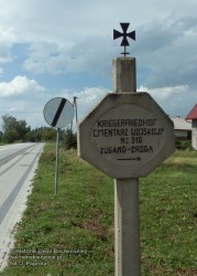 słup oznaczający drogę na cmentarz wojenny w Leszczynie