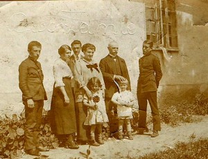 Fotografia rodziny Jasińskich z Bieńkowic. Pierwszy z prawej - Zbigniew Jasiński, tragiczny właściciel dworu do 1937 r. Fot. ze zbiorów Z. Bachmińskiego