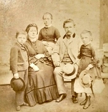 Aniela z Sywestrem Jasinskim i ich dziećmi: Anielą, Witoldem i Celiną