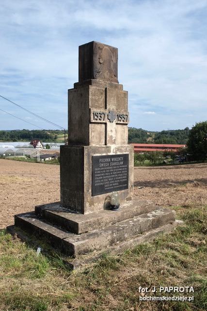 Kamienny obelisk przy ul. Wiśnickiej upamiętniający śmierć  podbocheńskich chłopów